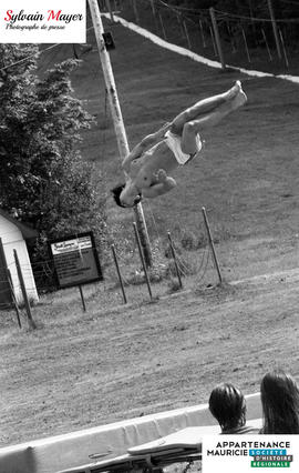 Personne faisant un saut