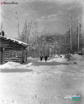 046 - Deux hommes marchant