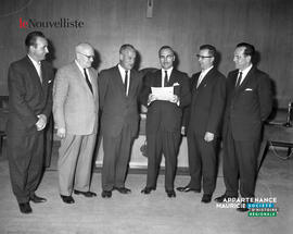 004 - Groupe d'hommes