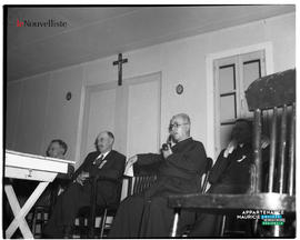 004 - Hommes assis