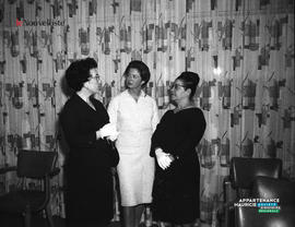 001 - Mlle Johnson et dames auxiliaires