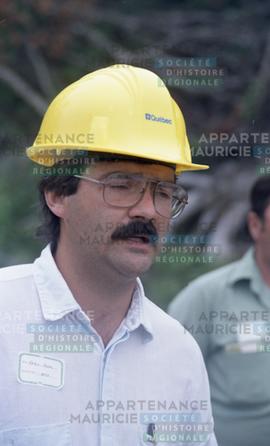 Homme avec un casque de chantier