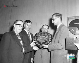 002 - Groupe de personnes et trophée