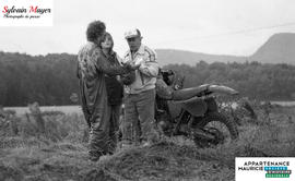 Personnes près d'une motocross
