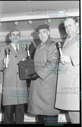 Hommes avec une plaque