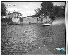 010 - Bateau sur l'eau