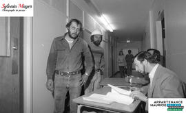 Personnes dans un corridor