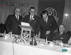 001 - Groupe d'hommes