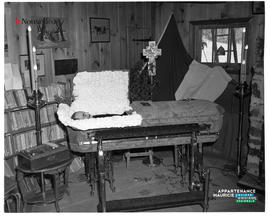 004 - Homme dans un cercueil