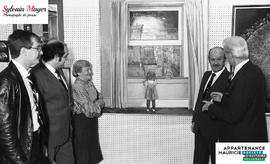Personnes discutant devant un tableau