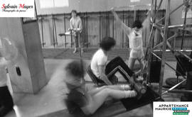 Personnes à la salle d'entraînement