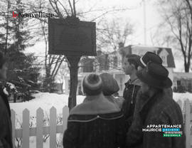 003 - Jeunes devant une pancarte