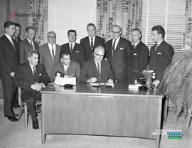 001 - Groupe d'hommes