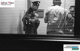 Homme avec des policiers