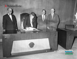 010 - Signature d'un livre par un homme