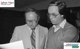 Hommes consultant un papier