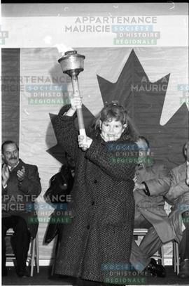 Femme tenant la flamme olympique