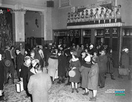 002 - Foule à l'intérieur de la gare