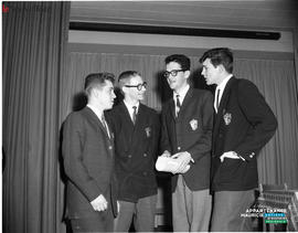 001 - Quatre hommes