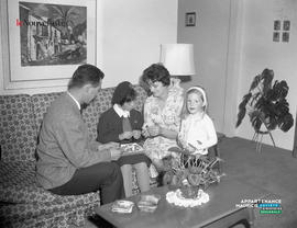 001 - Famille d'une guide catholique et fleur de mai