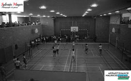Personnes jouant dans un gymnase