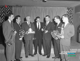 003 - Groupes d'hommes tenant des trophées