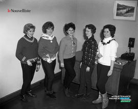 001 - Cinq femmes