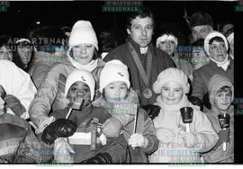 Enfant attendant la flamme olympique