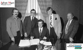 Personnes présentes à la signature d'entente de Woolworth