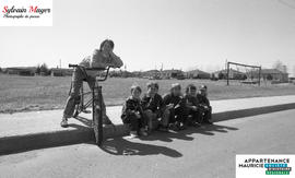 Enfants sur un trottoir
