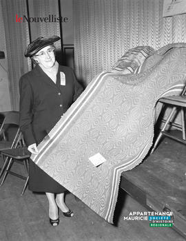 001 - Femme montrant un tapis
