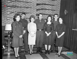 004 - Groupe de personnes devant des fusils