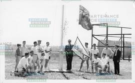 Hissement de drapeaux par joueurs de tennis