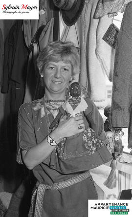 Femme avec une poupée