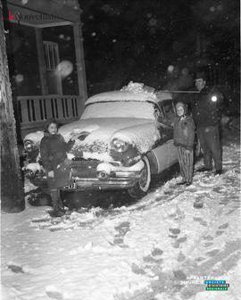 007 - Voiture enneigée