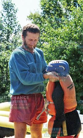Homme tenant un enfant