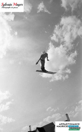 Personne sautant en ski