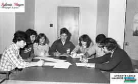 Personnes autour d'une table