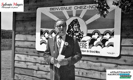 Homme faisant un discours
