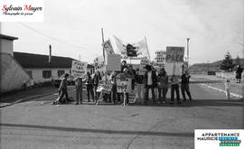 Personnes faisant une manifestation