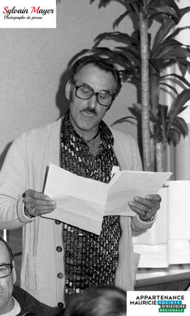 Homme avec des feuilles de papier
