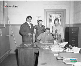 001 - Groupe d'hommes